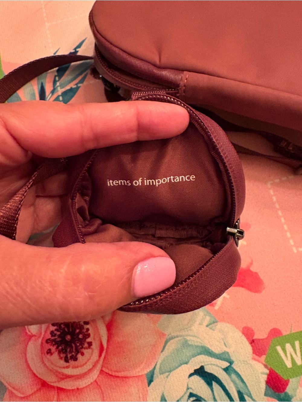 Lululemon Woman’s Maroon Crossbody Phone Pouch with Coin Pod - Picture 4 of 6